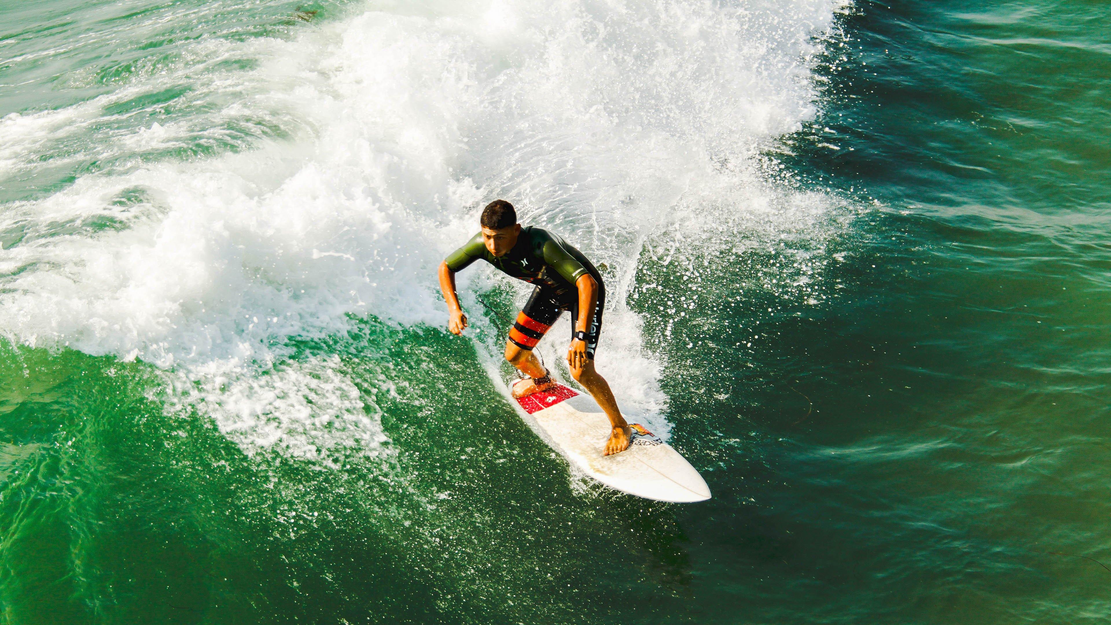 胸前大炮徽章闪光，维克托·约克雷斯轰入致胜球